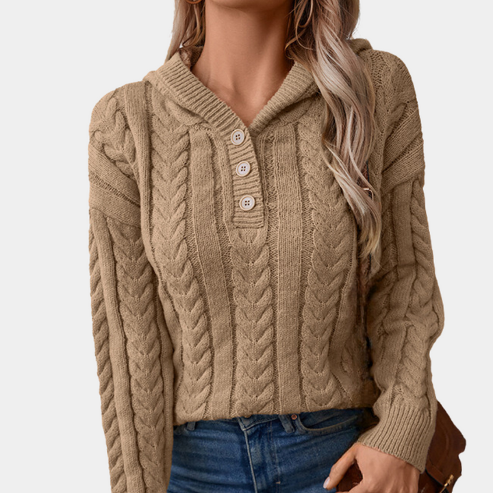 Vrouw draagt beige kabeltrui met capuchon en knopen, casual herfstmode, gebreide damestrui, stijlvolle kleding, comfortabele outfit.