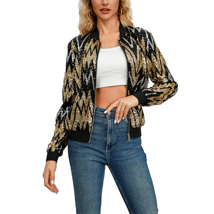 Vrouw draagt een glinsterend zwart-goud zigzag paillettenjack, witte crop top en blauwe jeans. Modieuze dameskleding, trendy jassen.