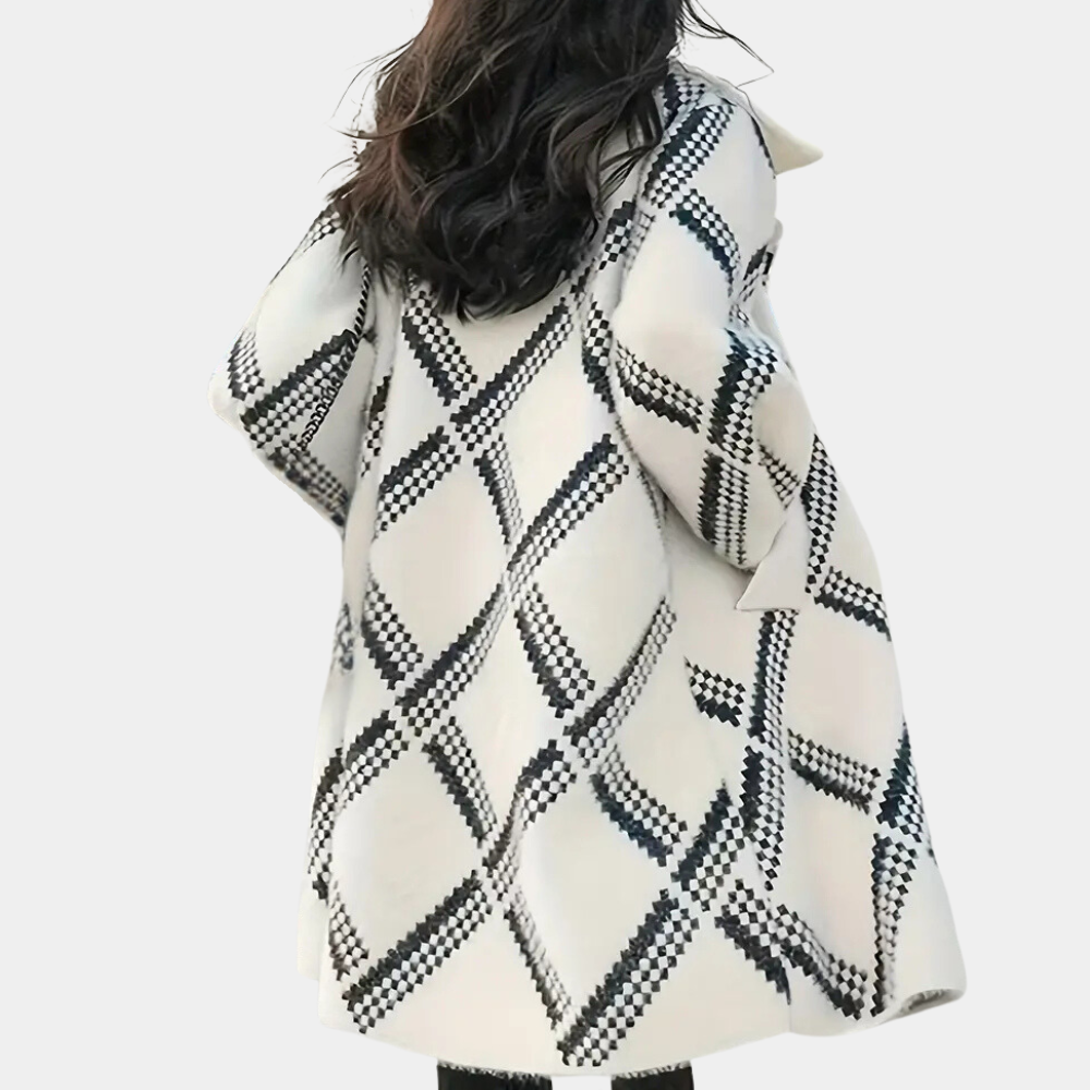 Dames winterjas met zwart-wit ruitpatroon, lange mouwen en oversized pasvorm. Stijlvolle en warme jas voor koude seizoenen.