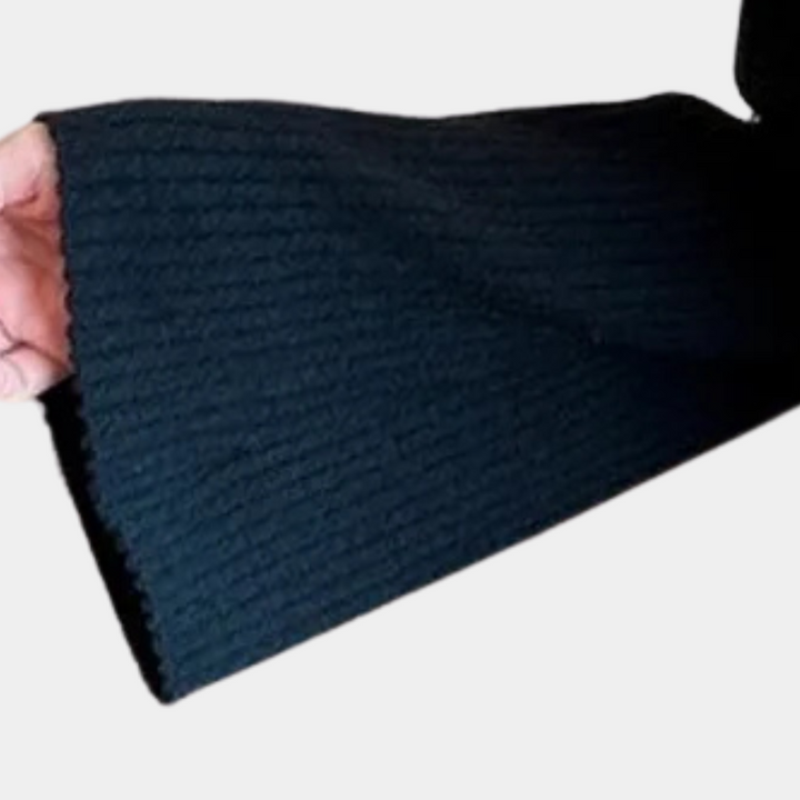 Zwarte gebreide mouw van trui, close-up. Modieuze dameskleding, textuur en stijl. Perfect voor herfst- en winteroutfits.