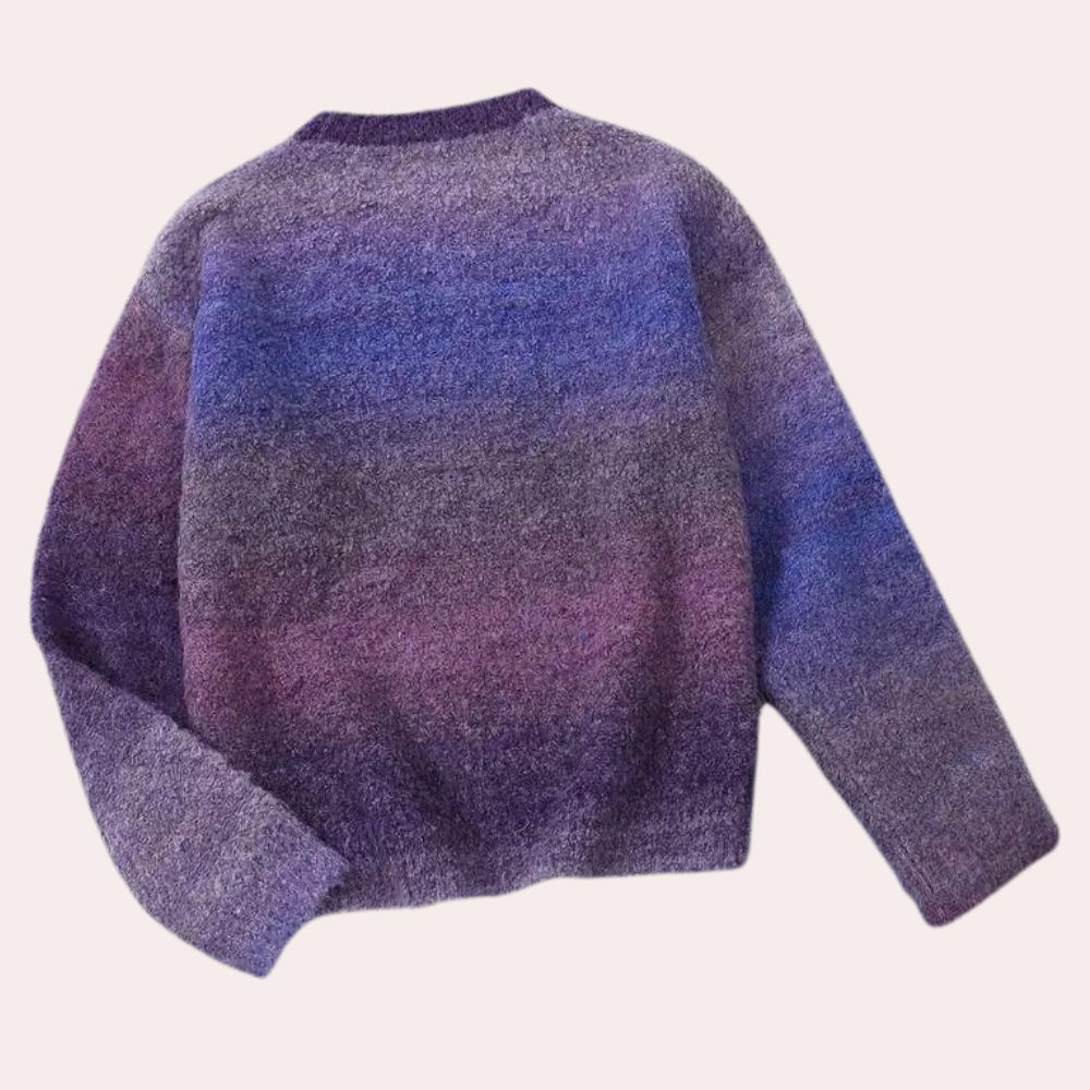 Paarse gebreide trui met lange mouwen, kleurverloop van donkerpaars naar blauw. Perfect voor herfstmode, warme en stijlvolle dameskleding.