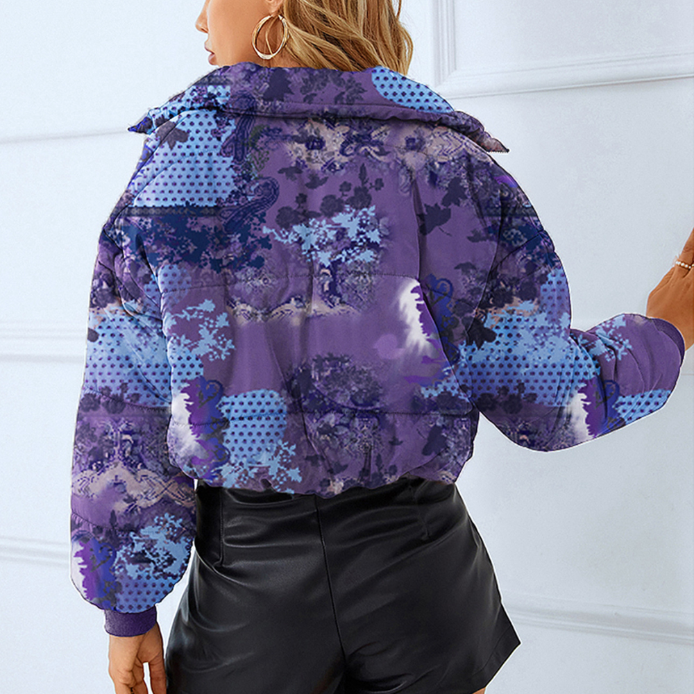 Vrouw draagt een paarse, abstracte print jas met blauwe accenten en zwarte leren broek. Modieuze winterkleding, trendy damesmode.