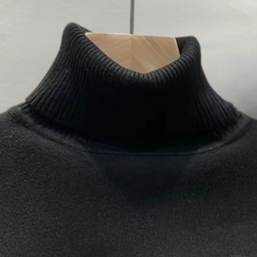 Zwarte coltrui op houten hanger, close-up. Hoogwaardige gebreide stof, modieuze winterkleding, ideaal voor casual en formele gelegenheden.
