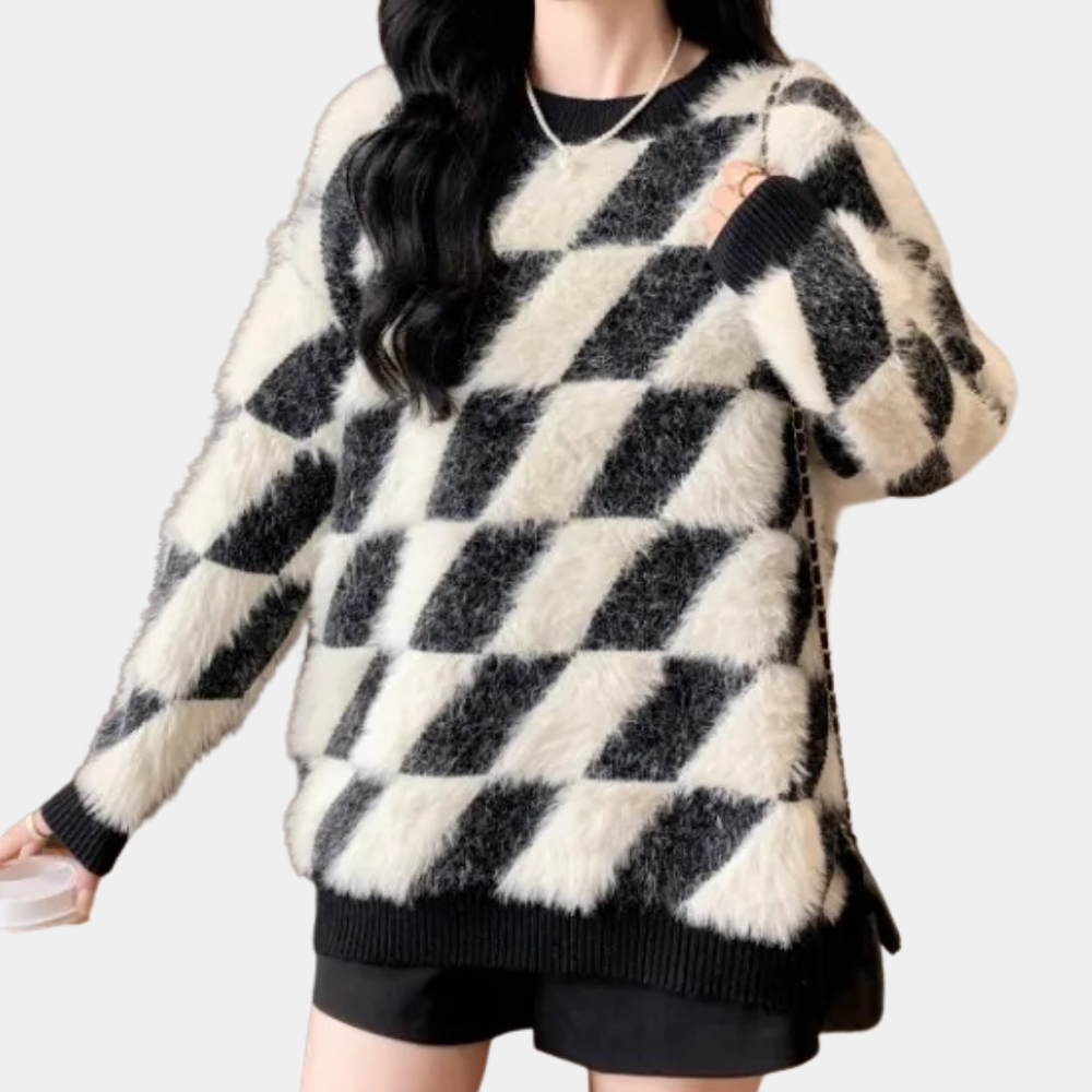 Vrouw draagt een zwart-witte geruite trui met harig patroon, gecombineerd met zwarte shorts. Modieuze dameskleding, herfst-winter stijl.