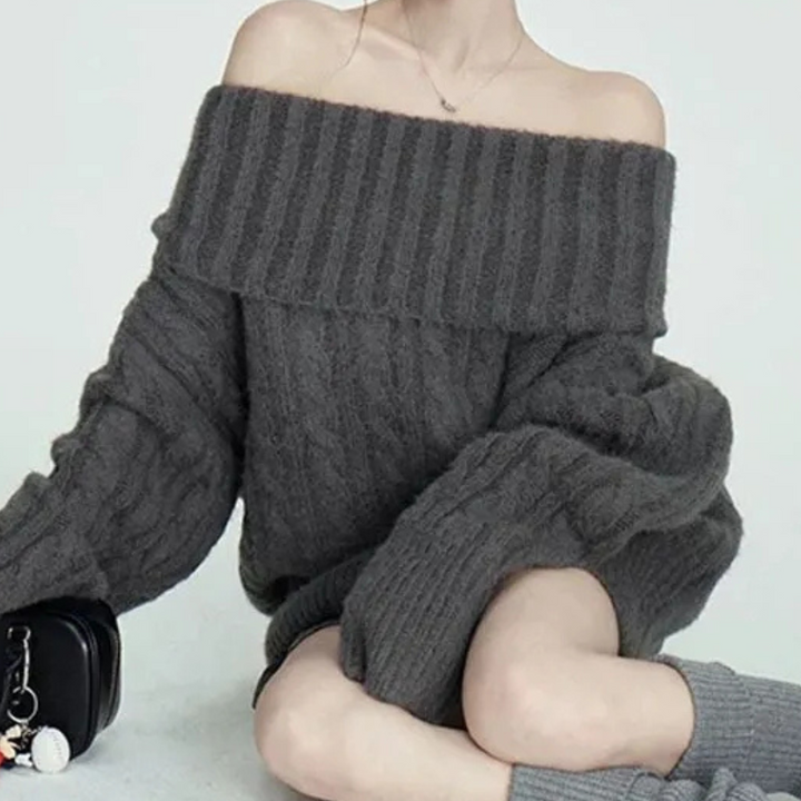Grijze off-shoulder trui, gebreid, oversized, met kabelpatroon. Modieuze dameskleding, herfst-winter stijl, comfortabele en warme outfit.