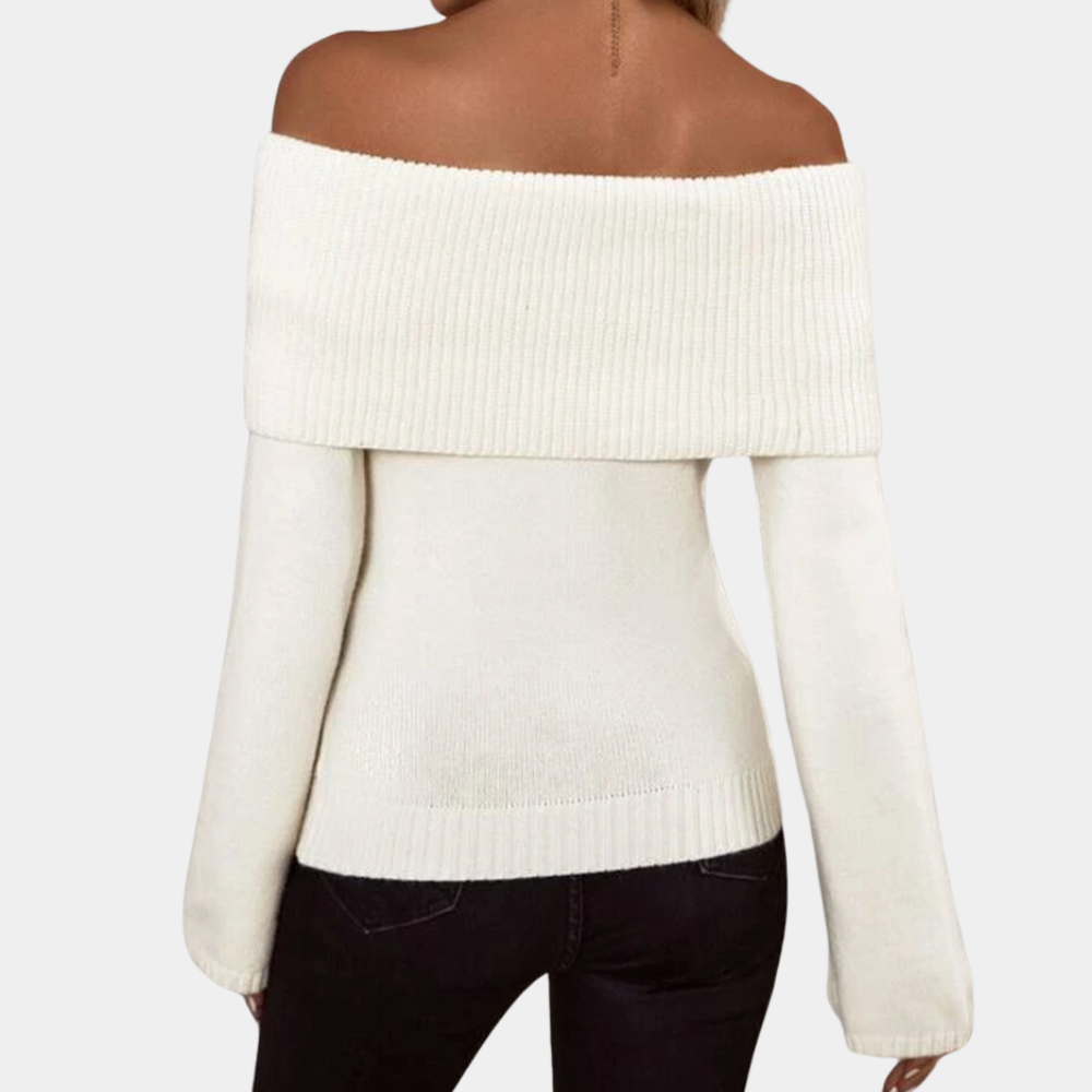 Vrouw draagt off-shoulder witte trui, lange mouwen, casual stijl, perfect voor herfst en wintermode. Elegante dameskleding, trendy en comfortabel.
