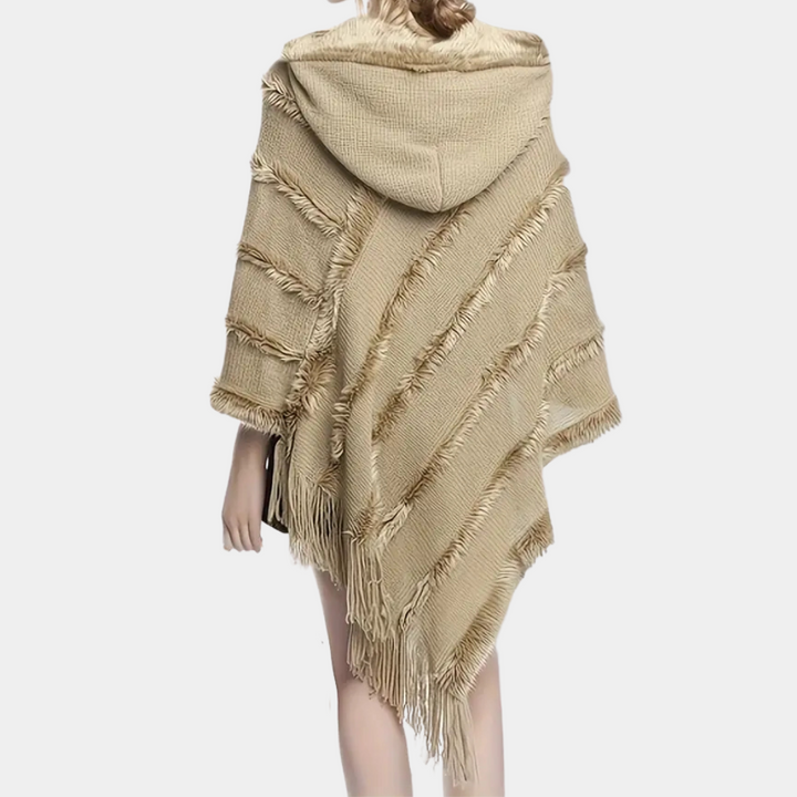 Beige gebreide poncho met capuchon en franjes, damesmode, herfst-winter kleding, trendy en comfortabel, casual stijl, rugaanzicht.