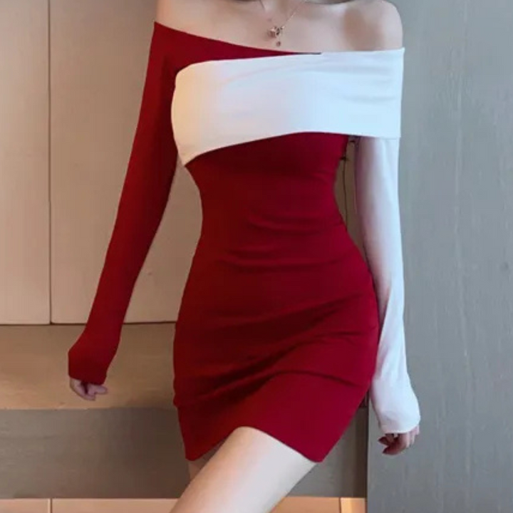 Rood off-shoulder jurkje met asymmetrische witte mouw, elegante avondkleding, trendy damesmode, perfecte pasvorm, moderne stijl.
