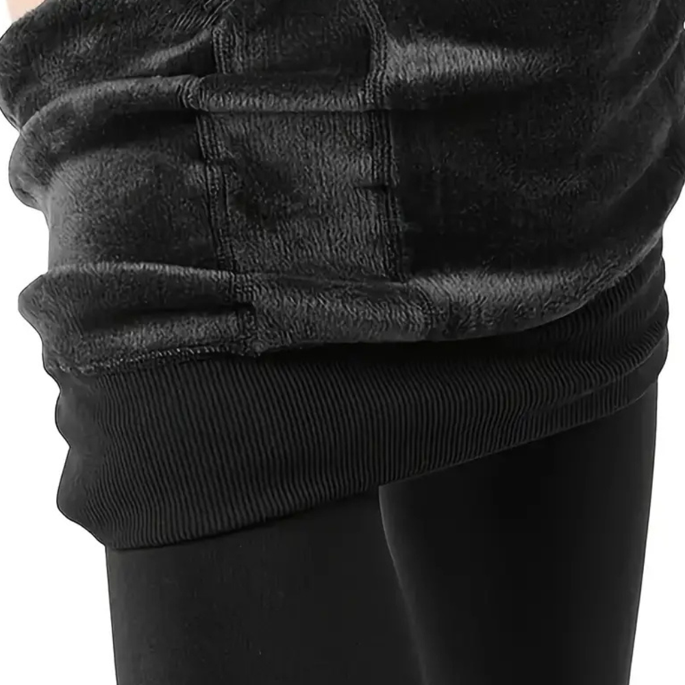 Zwarte fleece hoodie met geribde zoom, comfortabele pasvorm, warme winterkleding, casual mode, unisex design, detailopname stoftextuur.