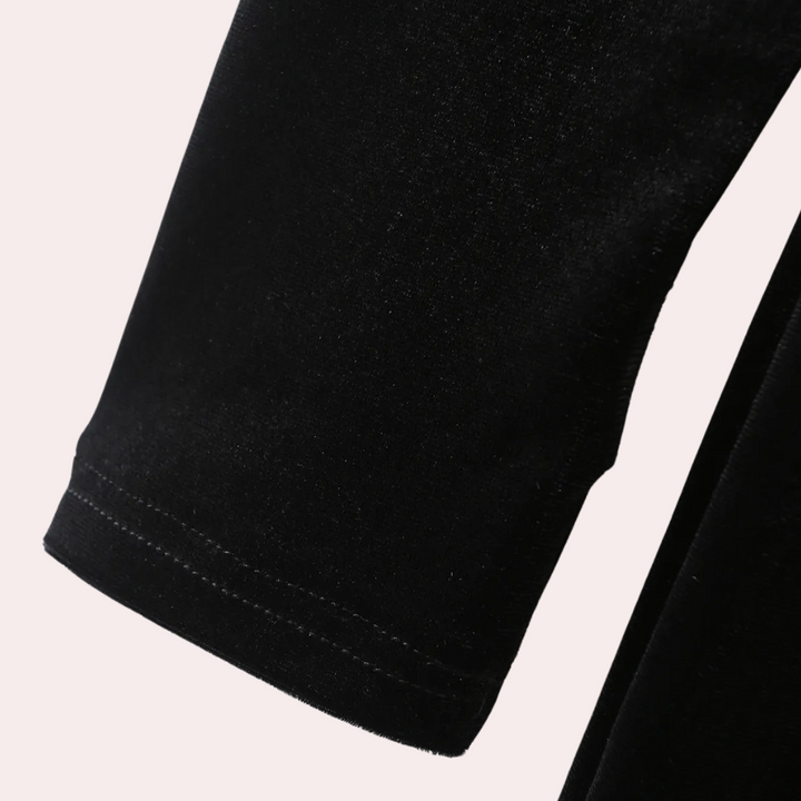 Zwarte fluwelen mouw van een kledingstuk, close-up. Luxe textuur, elegante uitstraling. Perfect voor mode, kleding, fluweel, textiel.