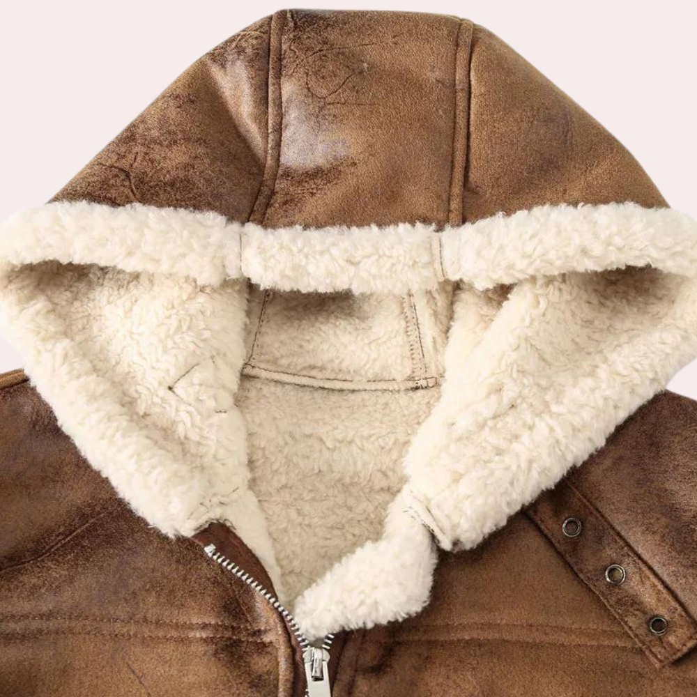 Bruine leren jas met capuchon en witte fleece voering, vintage stijl, ritsdetail, warme winterkleding, modieuze herenjas.