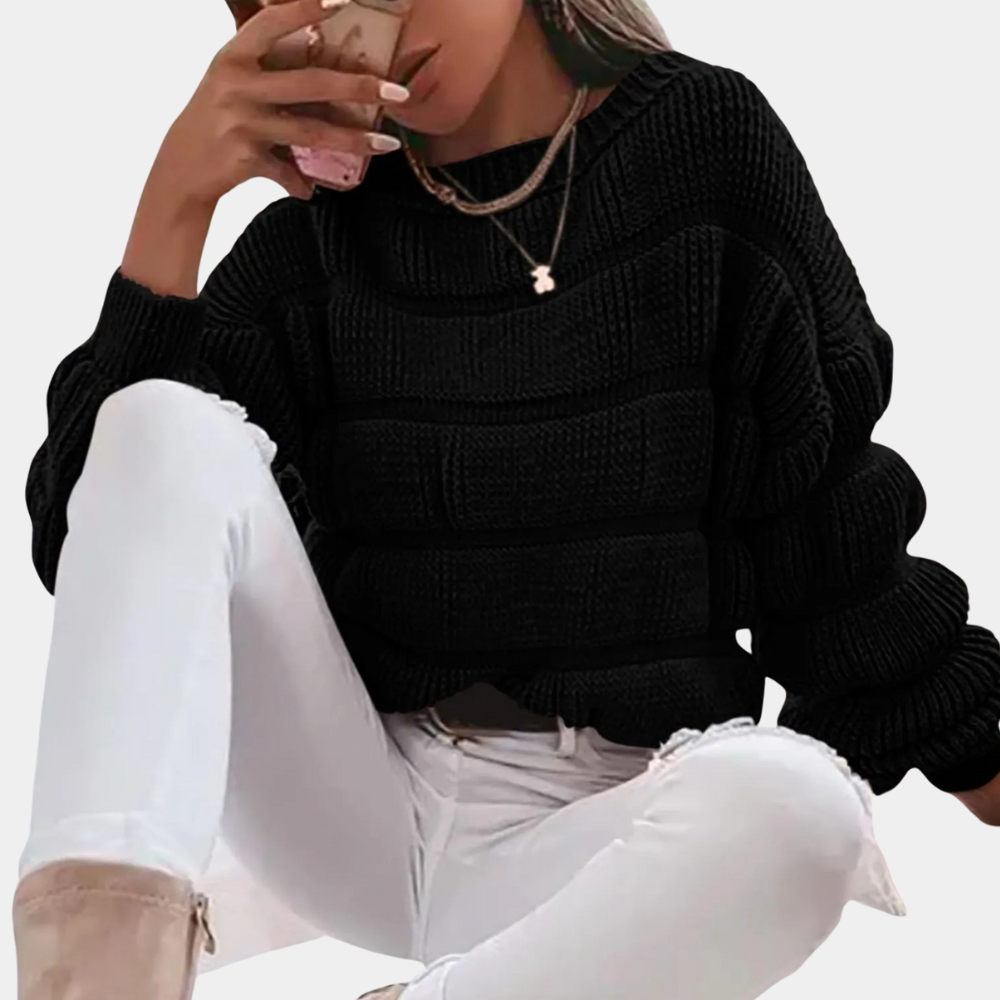 Vrouw in zwarte gebreide trui en witte jeans, drinkt koffie. Modieuze herfstoutfit, casual stijl, comfortabele kleding.