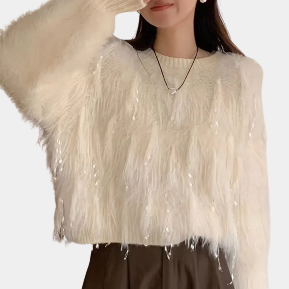 Witte pluizige trui met lange mouwen en pailletten, gedragen door een vrouw. Modieuze winterkleding, trendy damesmode, comfortabele outfit.