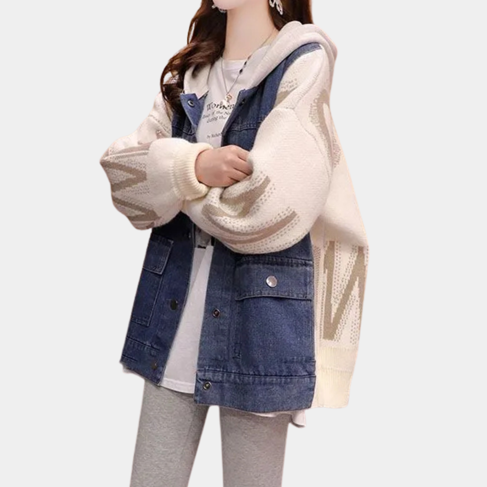 Vrouw draagt een trendy oversized denim jack met witte capuchon en beige mouwen, gecombineerd met grijze leggings. Casual mode, streetwear stijl.