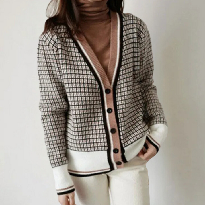 Vrouw draagt stijlvolle geruite cardigan met knopen, bruine coltrui en witte broek. Modieuze dameskleding, herfstoutfit, casual chic stijl.