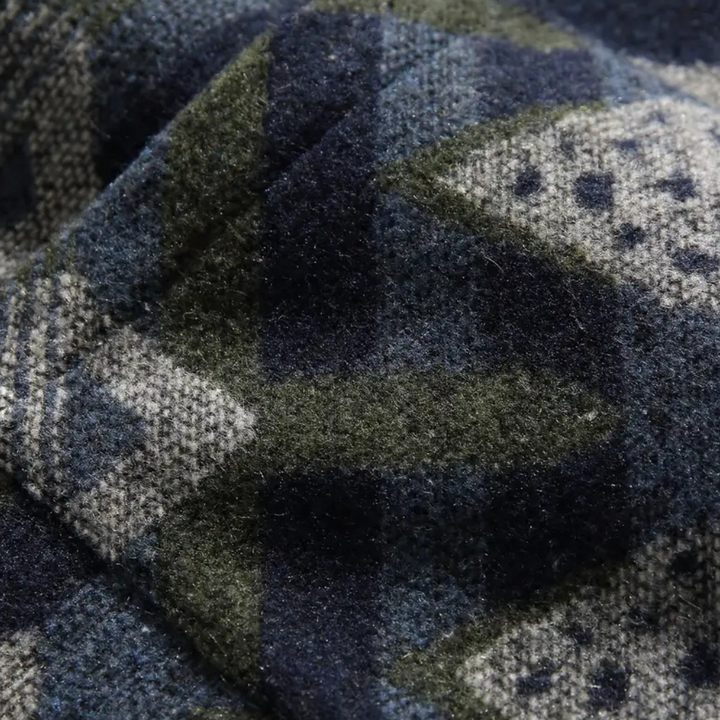 Donkerblauwe en groene wollen stof met geometrisch patroon, close-up textuur. Geschikt voor mode, interieur en ambachtelijke projecten.
