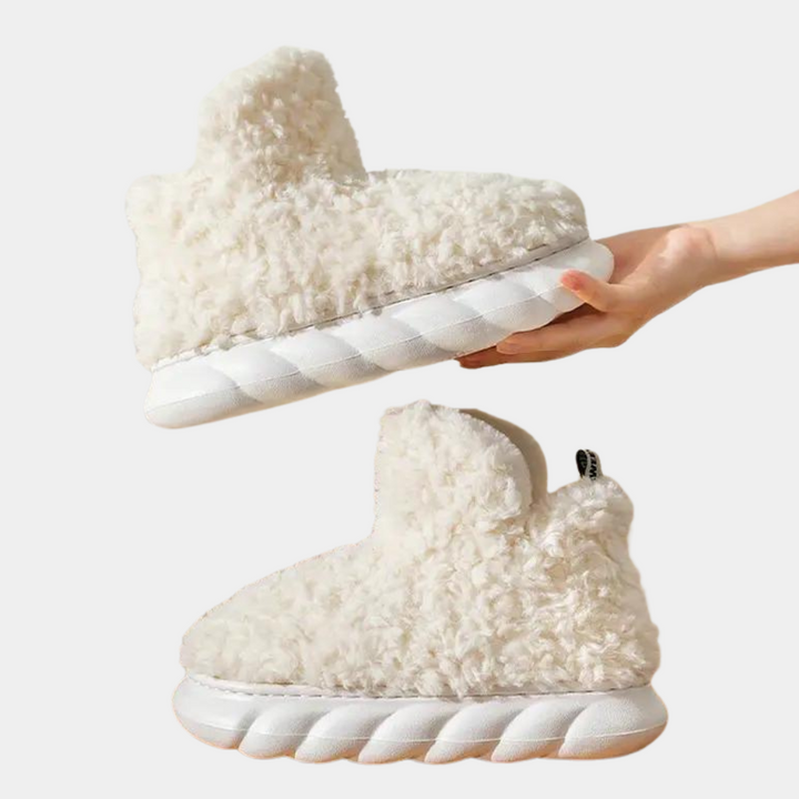 Witte pluche pantoffels met dikke gewatteerde zolen, handgemaakt, comfortabel en warm. Perfect voor thuisgebruik in de winter.