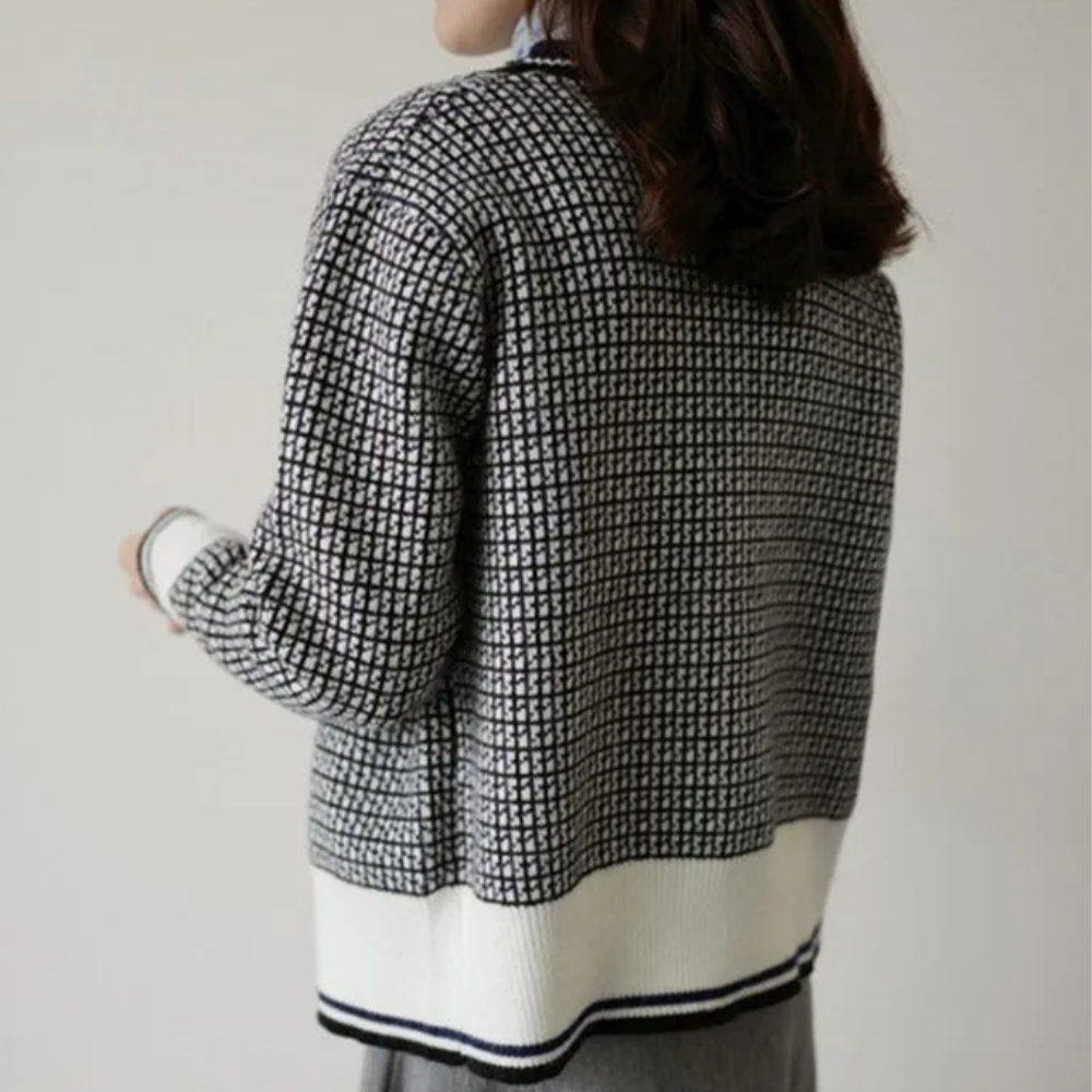 Damestrui met zwart-wit geruit patroon, lange mouwen en witte zoom. Stijlvolle winterkleding, geschikt voor casual en formele gelegenheden.