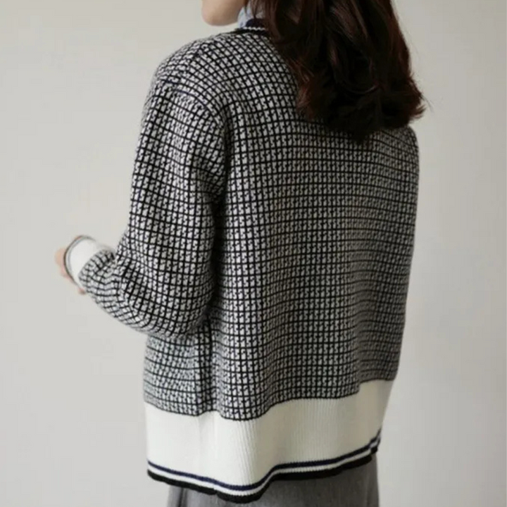 Damestrui met zwart-wit geruit patroon, lange mouwen en witte zoom. Stijlvolle winterkleding, geschikt voor casual en formele gelegenheden.