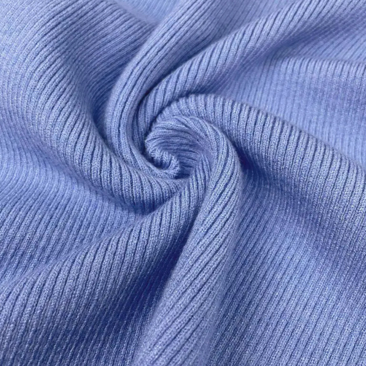 Blauwe geribbelde stof close-up, zachte textuur, ideaal voor kleding en interieur. Hoogwaardige textielmaterialen, modetrends, stofdetails.