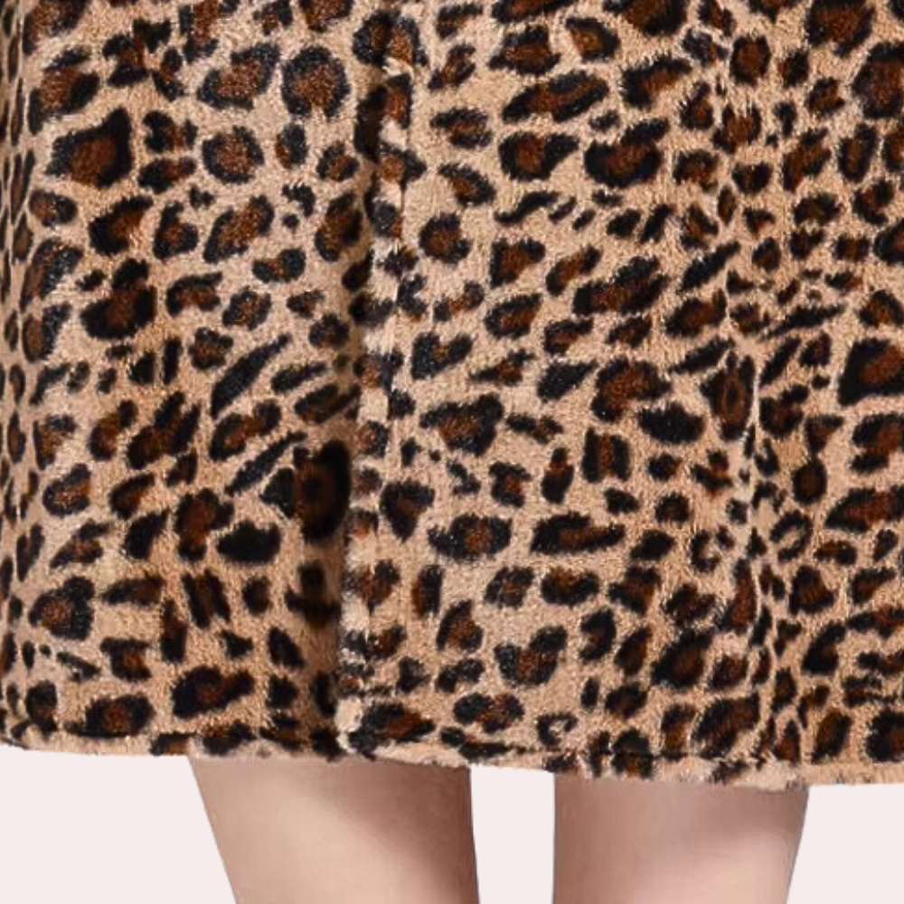 Luipaardprint jas, damesmode, trendy winterkleding, bruine en zwarte patronen, stijlvolle dierenprint, warme jas, modieuze buitenkleding.
