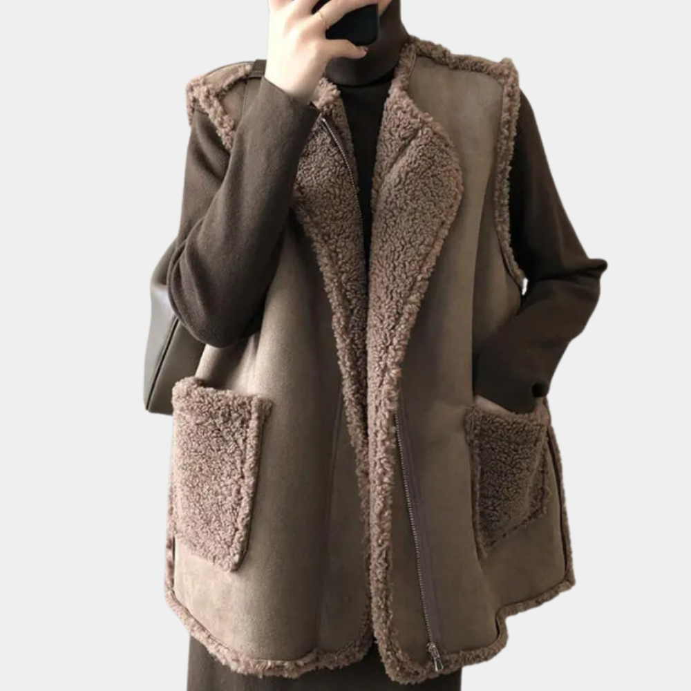 Dames bruine fleece gilet met zakken, modieuze winterkleding, warme schapenvacht look, casual stijl, perfect voor herfst en winter.