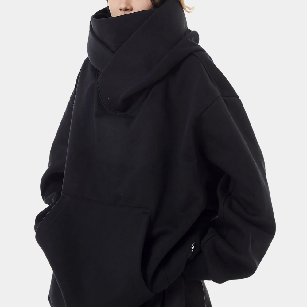 Zwarte oversized hoodie met hoge kraag en buidelzak, unisex streetwear mode, comfortabele en trendy kleding voor herfst en winter.