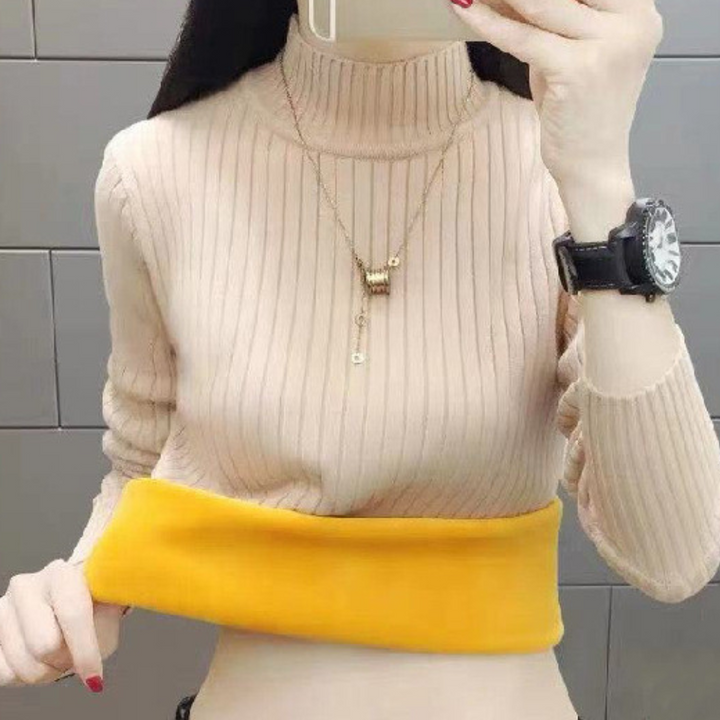 Vrouw in beige geribde trui met gele tailleband, draagt horloge en ketting. Modieuze dameskleding, herfststijl, casual outfit.