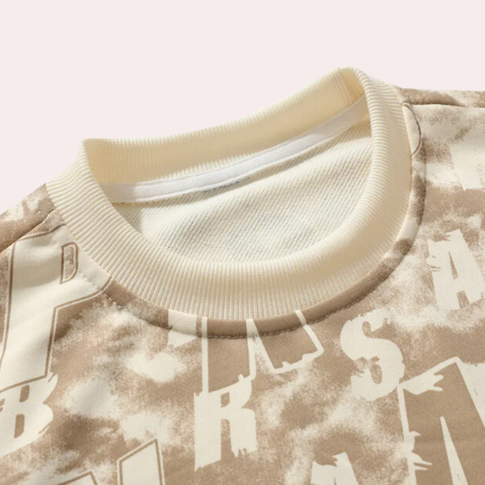 Beige sweatshirt met ronde hals en opvallende witte letters, casual streetwear, unisex design, comfortabele katoenen stof, trendy mode.