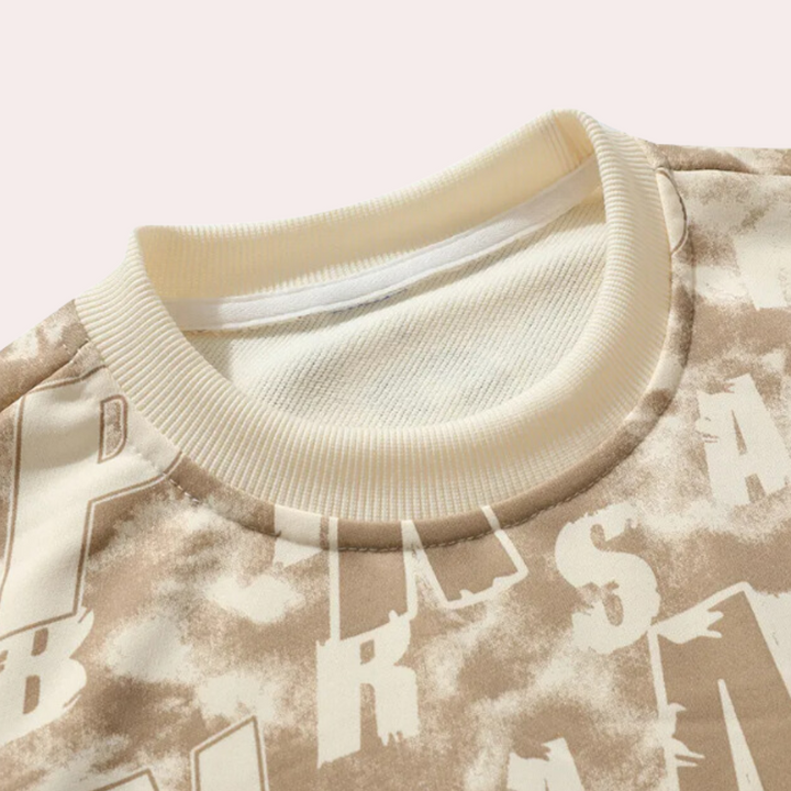 Beige sweatshirt met ronde hals en opvallende witte letters, casual streetwear, unisex design, comfortabele katoenen stof, trendy mode.