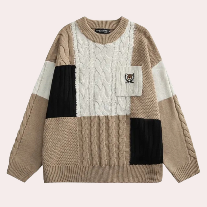 Beige gebreide trui met patchwork design, kabelpatroon en geborduurd zakje. Modieuze herentrui, herfstkleding, casual stijl.