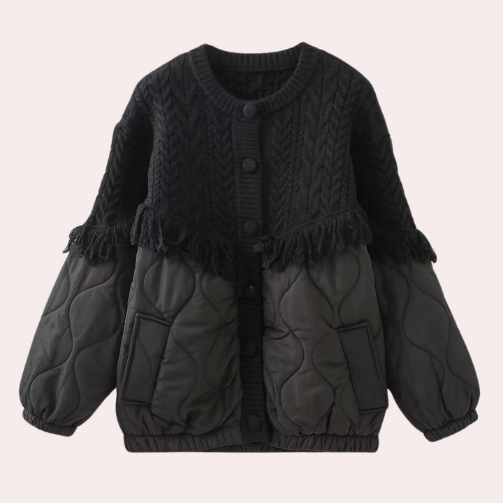 Zwarte gewatteerde jas met kabelgebreide bovenkant en franjes, lange mouwen, knoopsluiting en zakken. Trendy wintermode voor dames.