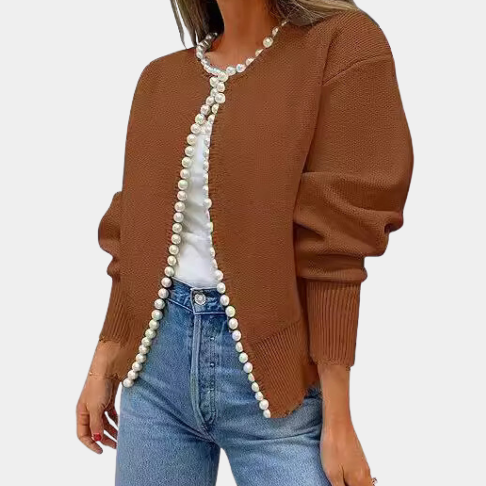 Bruine damestrui met parelknopen, casual stijl, lange mouwen, gecombineerd met blauwe jeans. Perfect voor herfstmode en dagelijkse outfits.