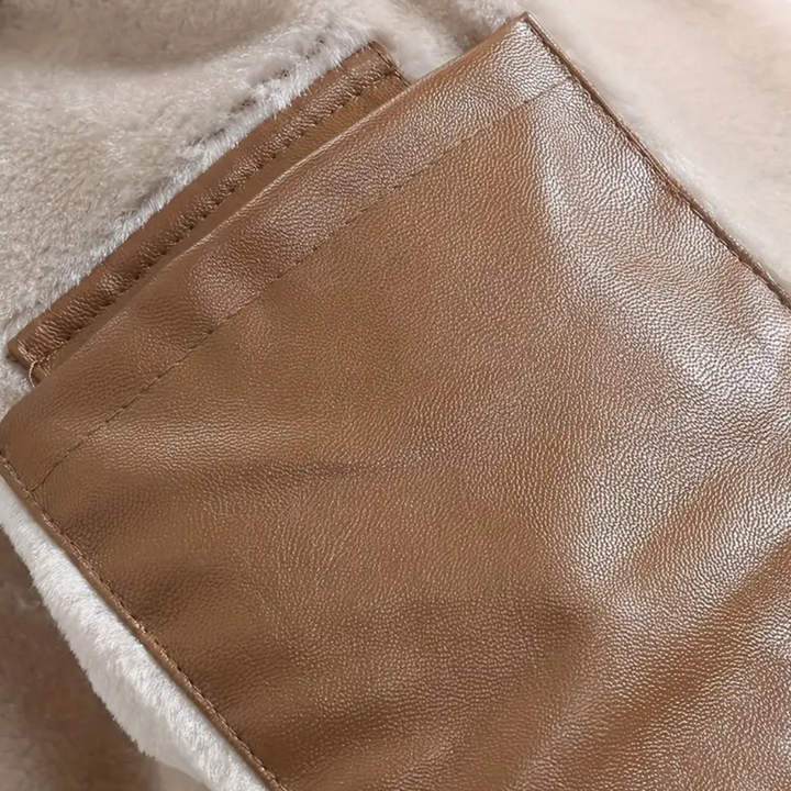 Bruine leren jas met zachte beige voering, close-up. Hoogwaardige materialen, stijlvolle wintermode, warme en duurzame buitenkleding.