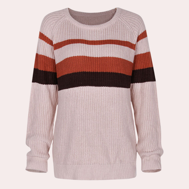Beige gebreide trui met horizontale strepen in rood, oranje en bruin. Comfortabele damesmode, herfstkleding, casual stijl, warme trui.