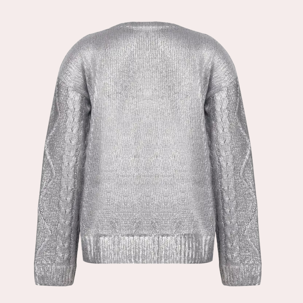 Zilveren gebreide trui met kabelpatroon, lange mouwen en ronde hals. Modieuze dameskleding, perfect voor herfst- en winterseizoenen.