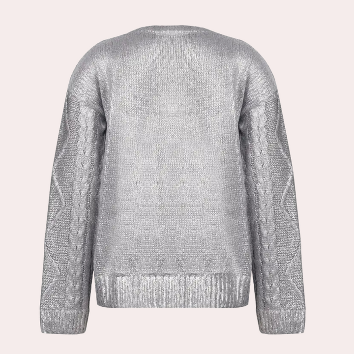 Zilveren gebreide trui met kabelpatroon, lange mouwen en ronde hals. Modieuze dameskleding, perfect voor herfst- en winterseizoenen.