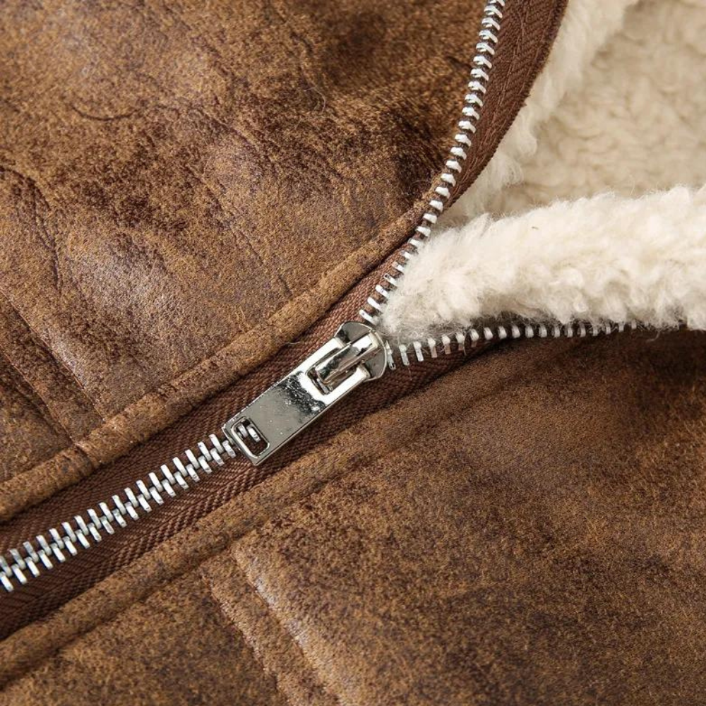 Bruine leren jas met metalen rits en witte fleece voering, close-up. Perfect voor wintermode, warme kleding, herenjassen, damesjassen.