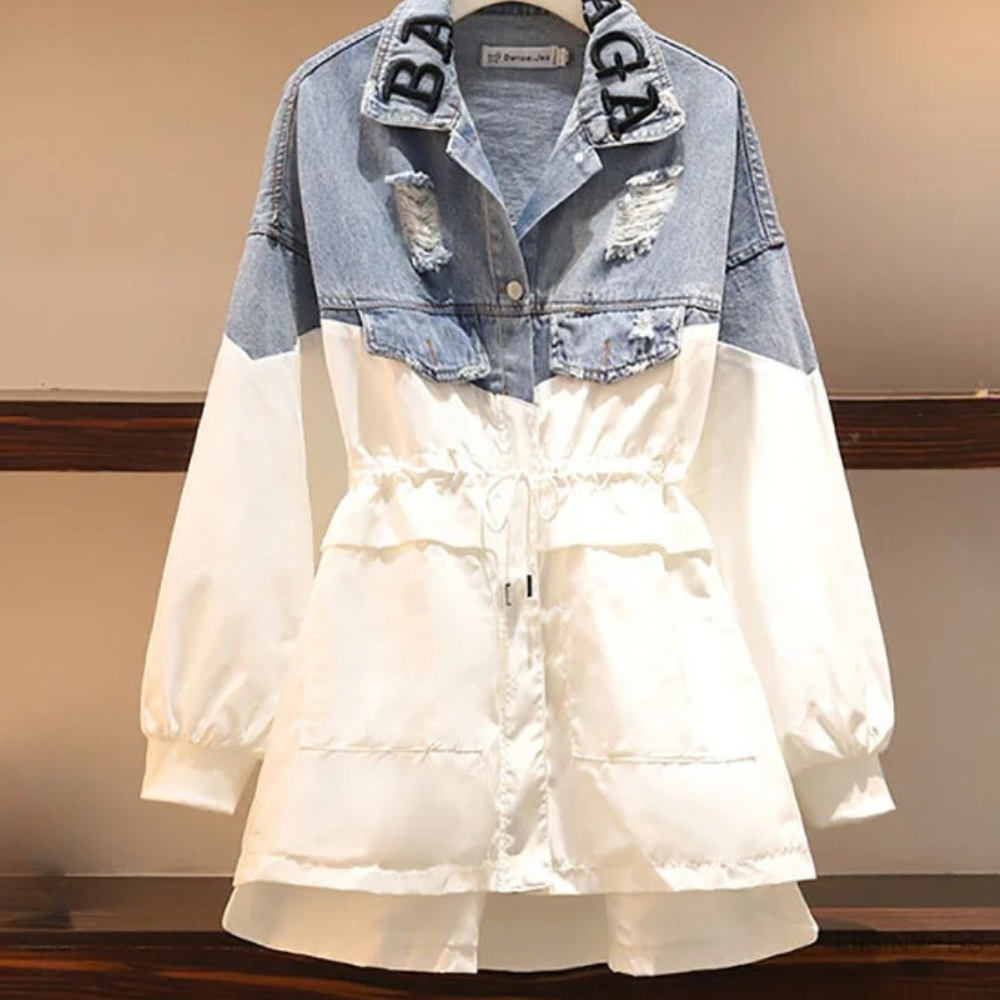 Denim en witte jas met opstaande kraag, gescheurde details en trekkoord in de taille. Modieuze damesjas, trendy streetwear, casual stijl.