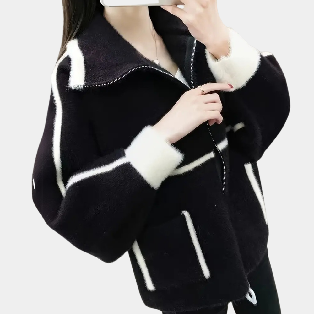 Zwarte wollen jas met witte strepen, ritssluiting en zakken, gedragen door een vrouw. Modieuze winterjas, warme dameskleding, trendy design.