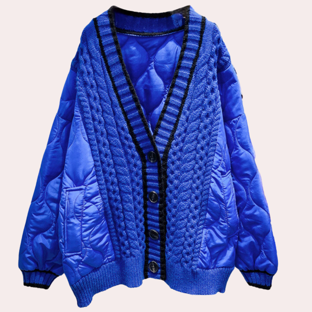 Blauwe gewatteerde kabelgebreide cardigan met zwarte strepen, knoopsluiting en zakken. Modieuze dameskleding, warme wintertrui.