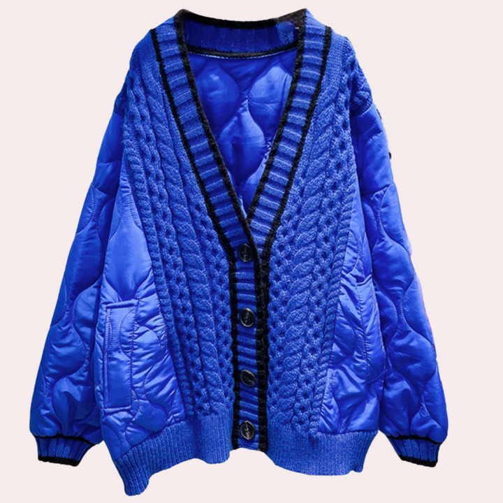 Blauwe gewatteerde kabelgebreide cardigan met zwarte strepen, knoopsluiting en zakken. Modieuze dameskleding, warme wintertrui.