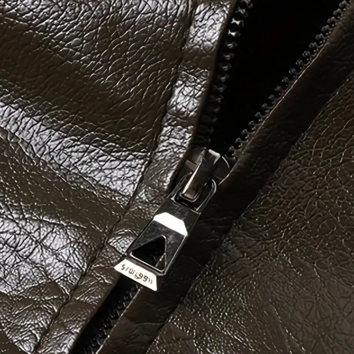 Bruine leren jas met metalen ritssluiting, close-up. Hoogwaardige textuur, duurzame rits. Perfect voor mode, herenkleding, leren jassen.