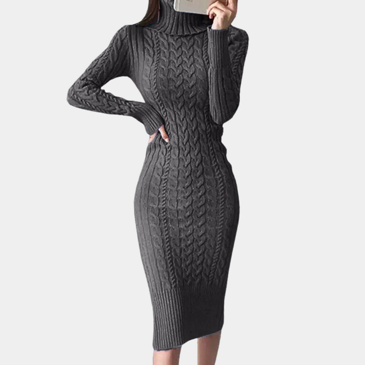 Grijze gebreide midi-jurk met kabelpatroon, lange mouwen en coltrui. Perfect voor herfst- en wintermode. Comfortabel en stijlvol design.