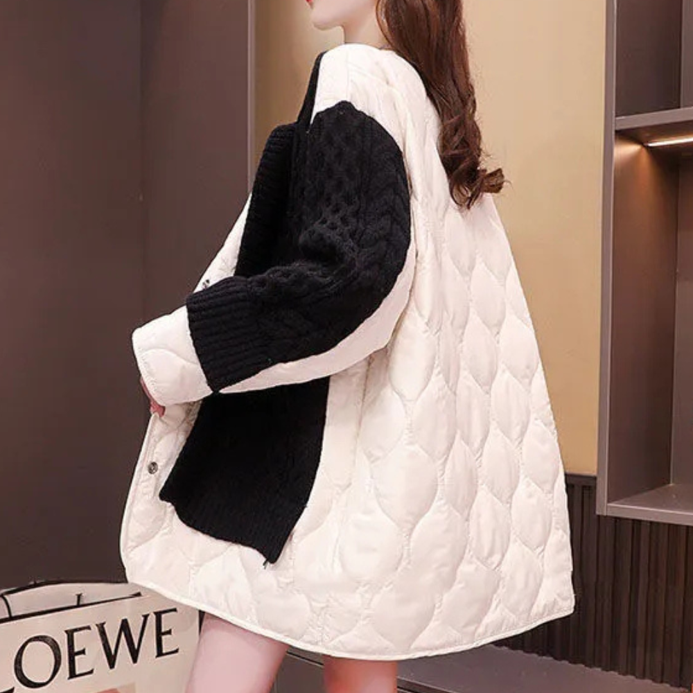 Dames winterjas, gewatteerd, wit met zwarte mouwen, modieus ontwerp, warme kleding, trendy damesmode, comfortabele winterkleding.