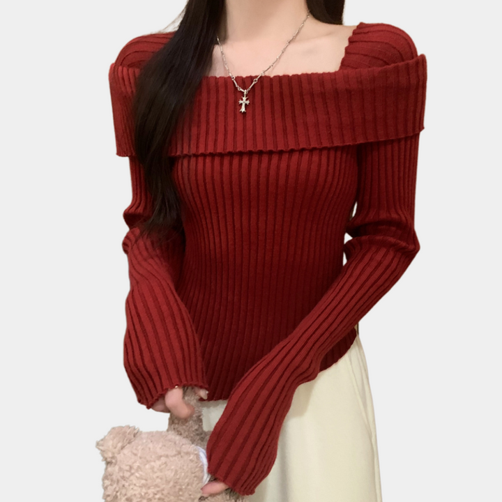 Rode off-shoulder trui met ribbelpatroon, gedragen door vrouw. Modieuze dameskleding, herfst/winter stijl, casual elegantie, trendy outfit.