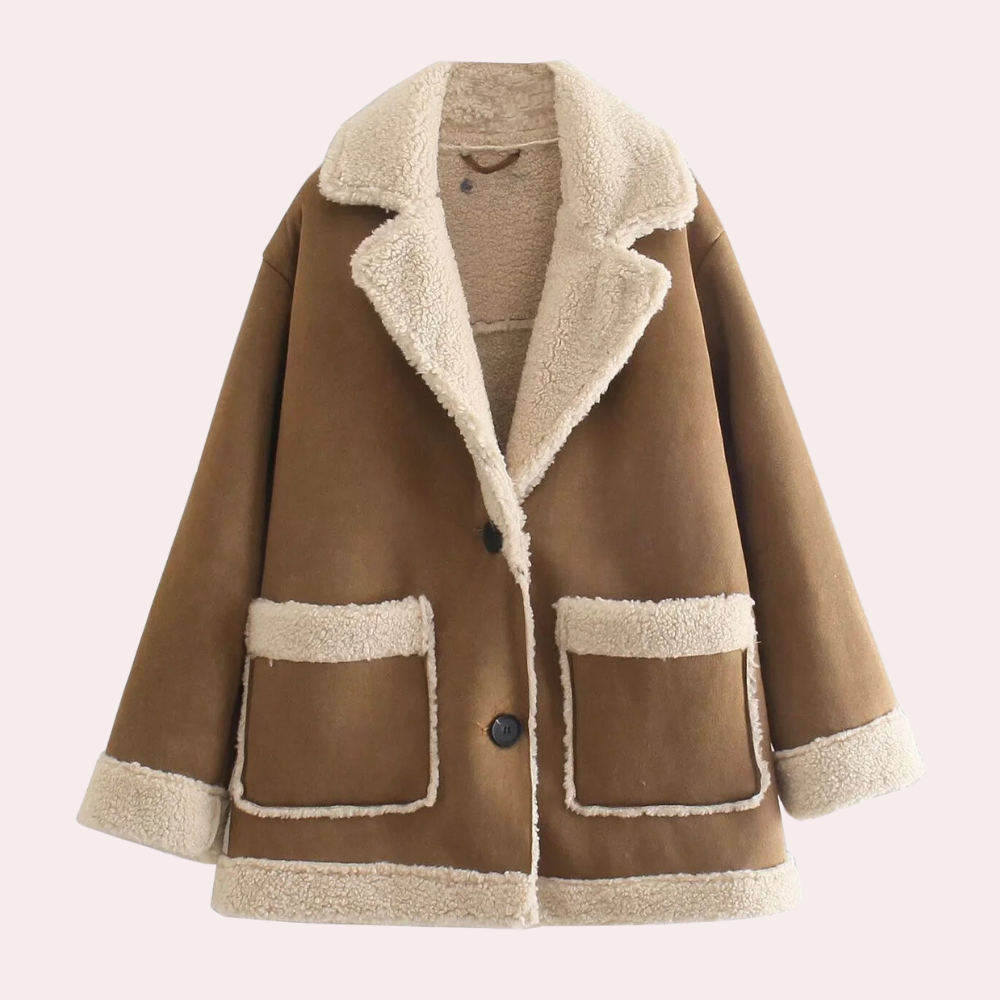 Bruine shearling jas met witte voering, grote knopen en zakken. Wintermode, warme damesjas, trendy kleding, stijlvolle buitenkleding.