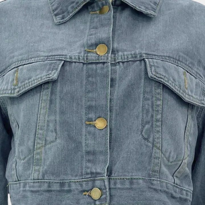 Blauwe spijkerjas met knopen, borstzakken en kraag, modieuze denim jas voor dames, casual kleding, trendy streetwear.