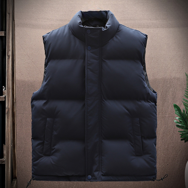 Donkerblauwe gewatteerde bodywarmer, mouwloos, met opstaande kraag en knoopsluiting. Ideaal voor herfst- en wintermode. Comfortabel en stijlvol.