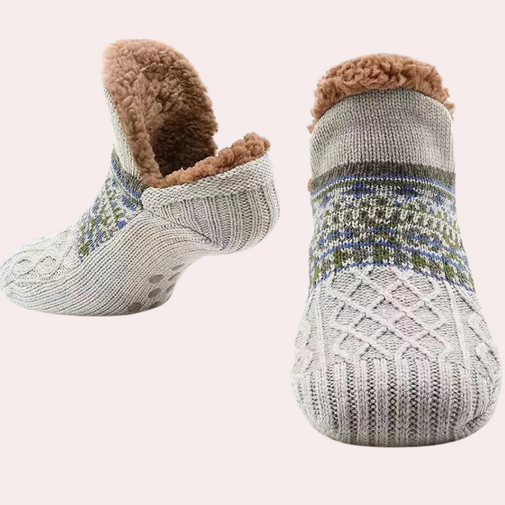 Warme gebreide sokken met Noors patroon en zachte voering, ideaal voor wintercomfort. Perfecte huissokken voor koude dagen.
